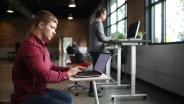 Por que alguns laptops possuem várias unidades de armazenamento?